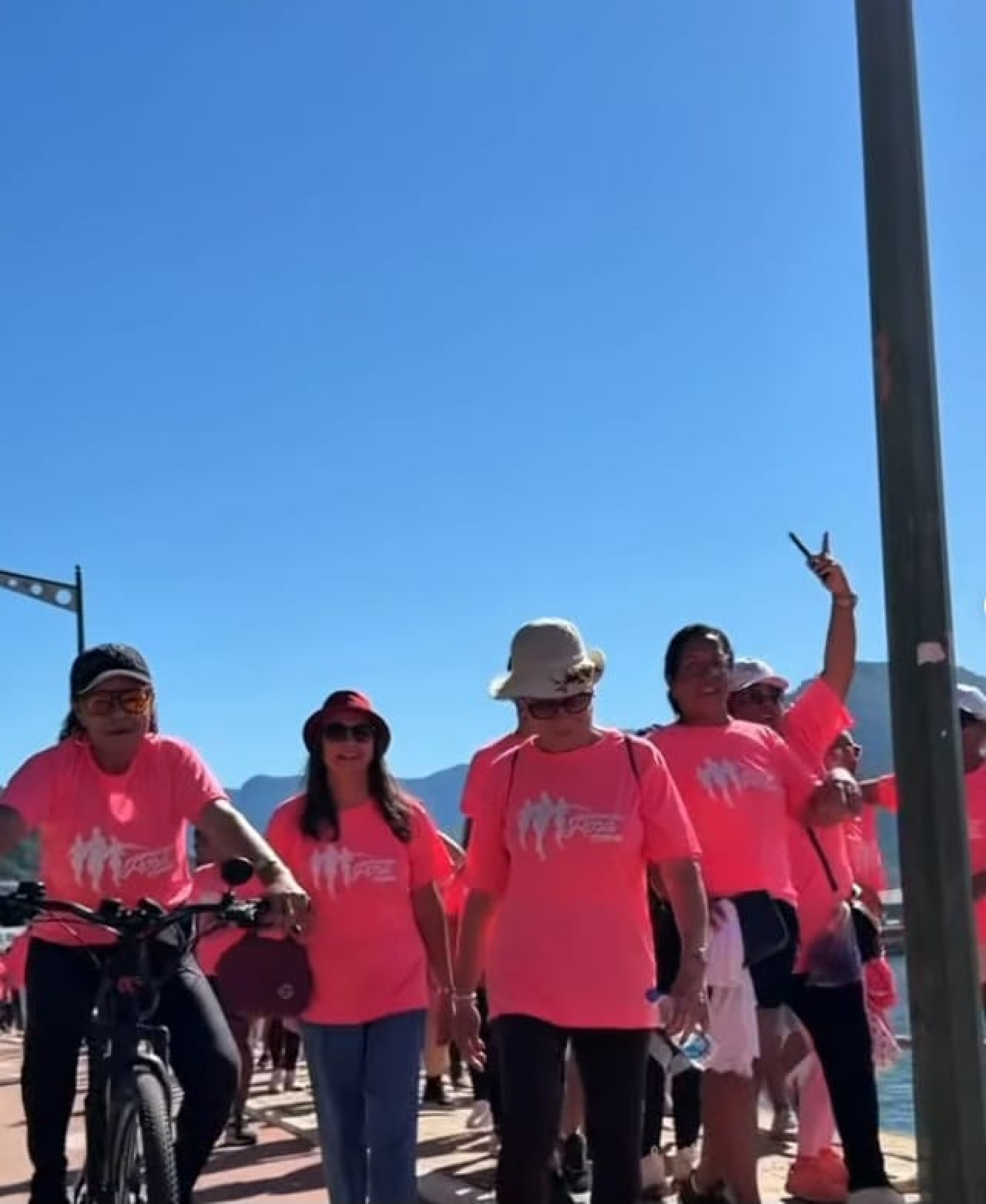 Participantes caminham pela orla durante mobiliza&ccedil;&atilde;o social em defesa da igualdade e contra a viol&ecirc;ncia. - Divulga&ccedil;&atilde;o/Reprodu&ccedil;&atilde;o rede social