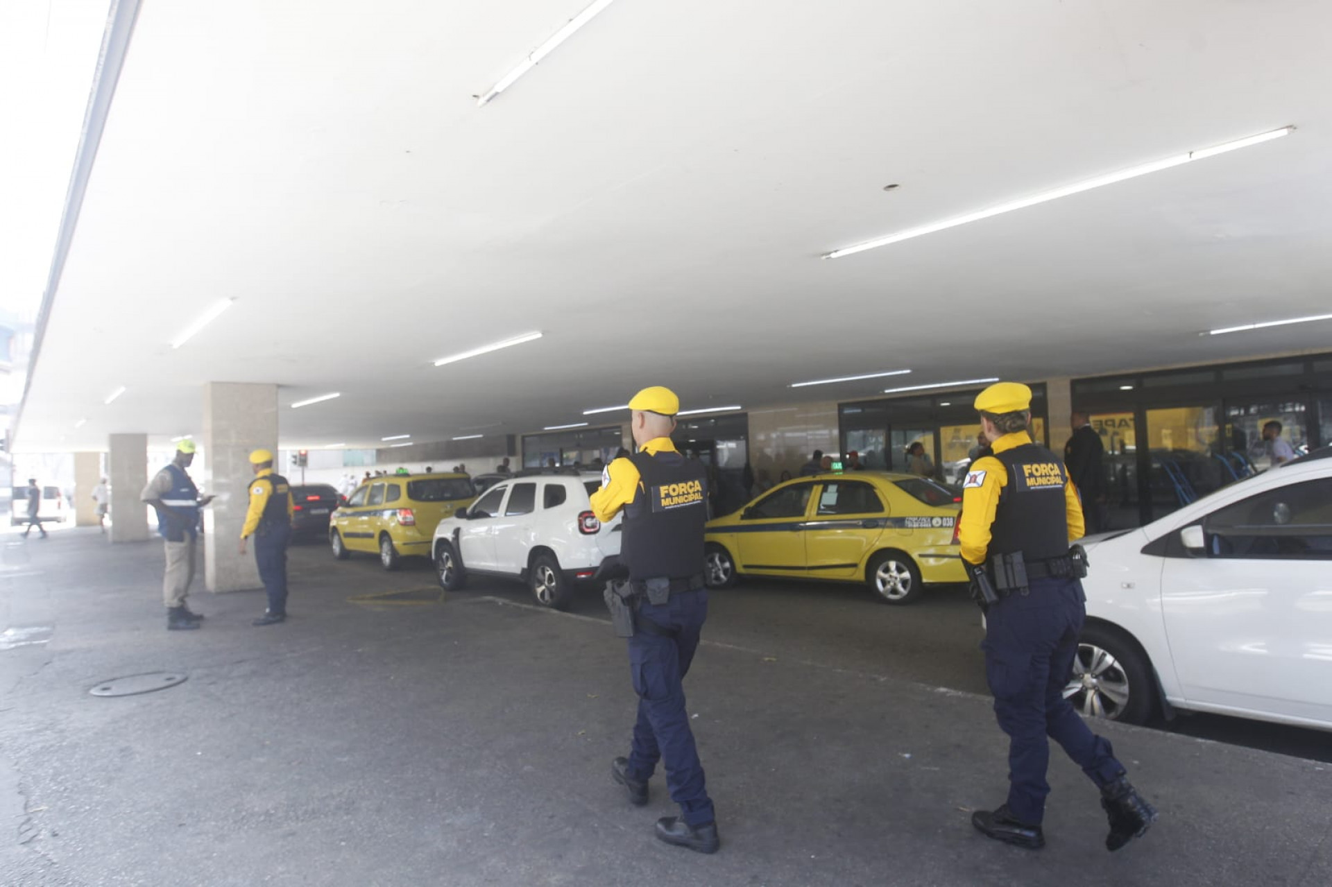 Agentes da Força Municipal patrulharam em frente à Rodoviária do Rio - Reginaldo Pimenta / Agência O Dia