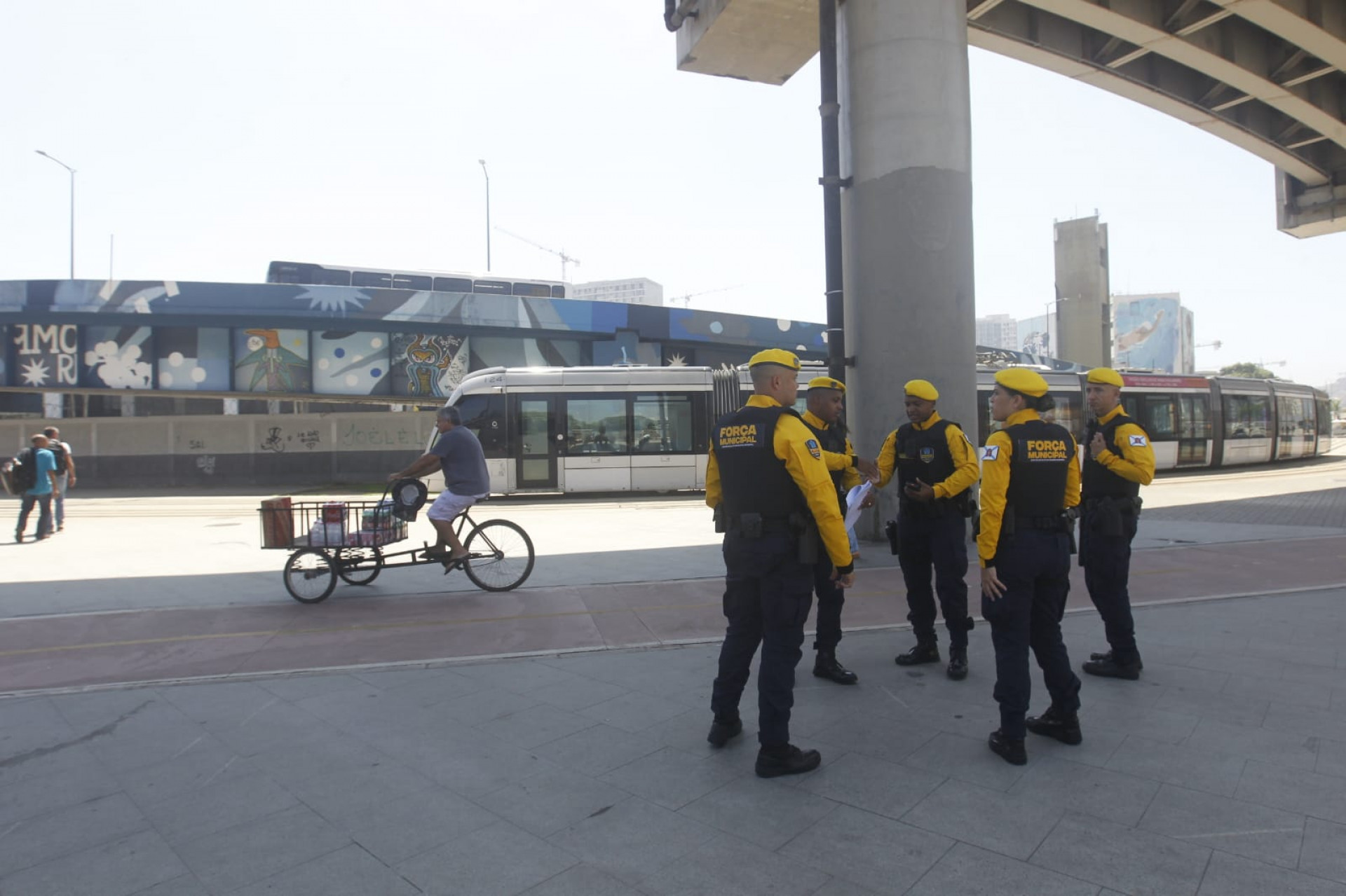 Agentes da Força Municipal são acompanhados por pick-ups, motos e vans - Reginaldo Pimenta / Agência O Dia