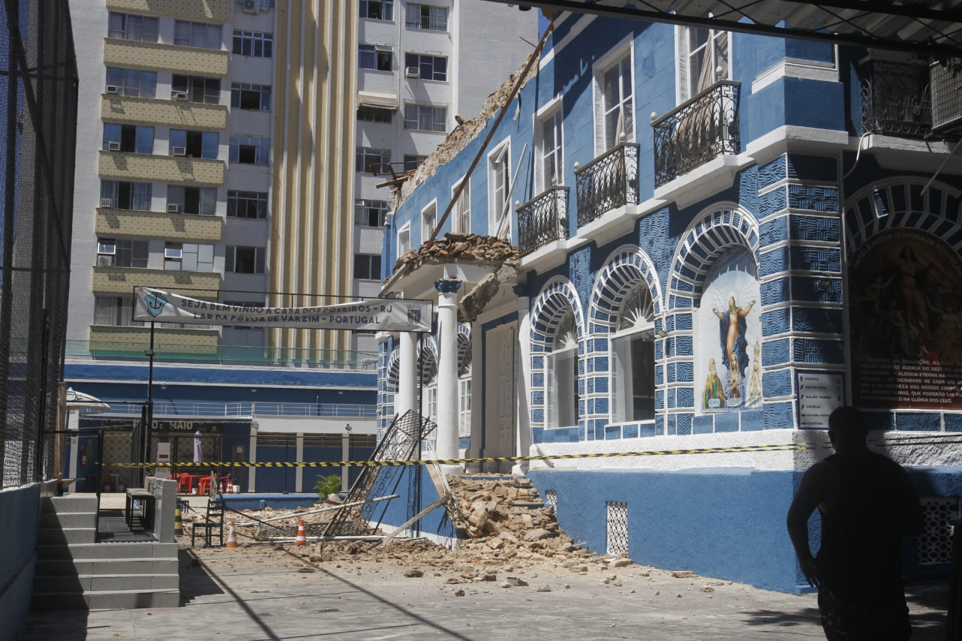 Parte do telhado do casarão histórico onde funciona a Casa dos Poveiros desabou, nesta segunda-feira (16) - Reginaldo Pimenta / Agência O Dia
