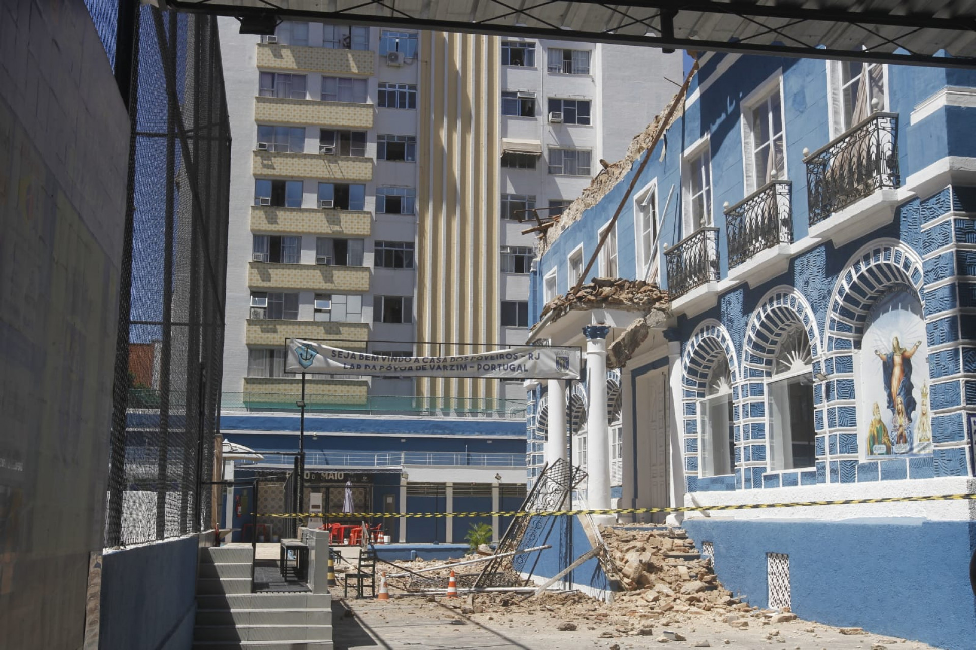Parte do telhado do casarão histórico onde funciona a Casa dos Poveiros desabou, nesta segunda-feira (16) - Reginaldo Pimenta / Agência O Dia