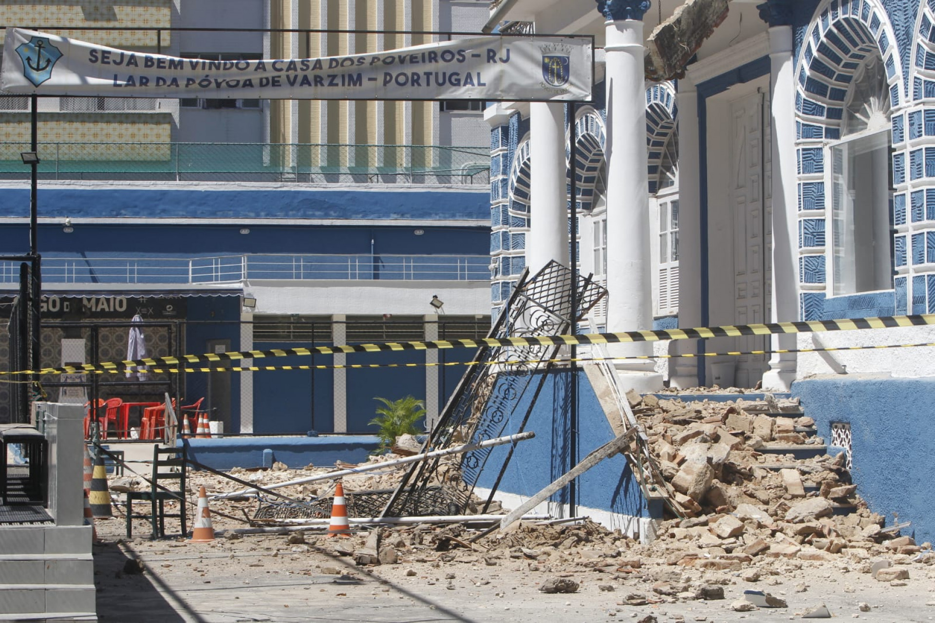 Parte do telhado do casarão histórico onde funciona a Casa dos Poveiros desabou, nesta segunda-feira (16) - Reginaldo Pimenta / Agência O Dia