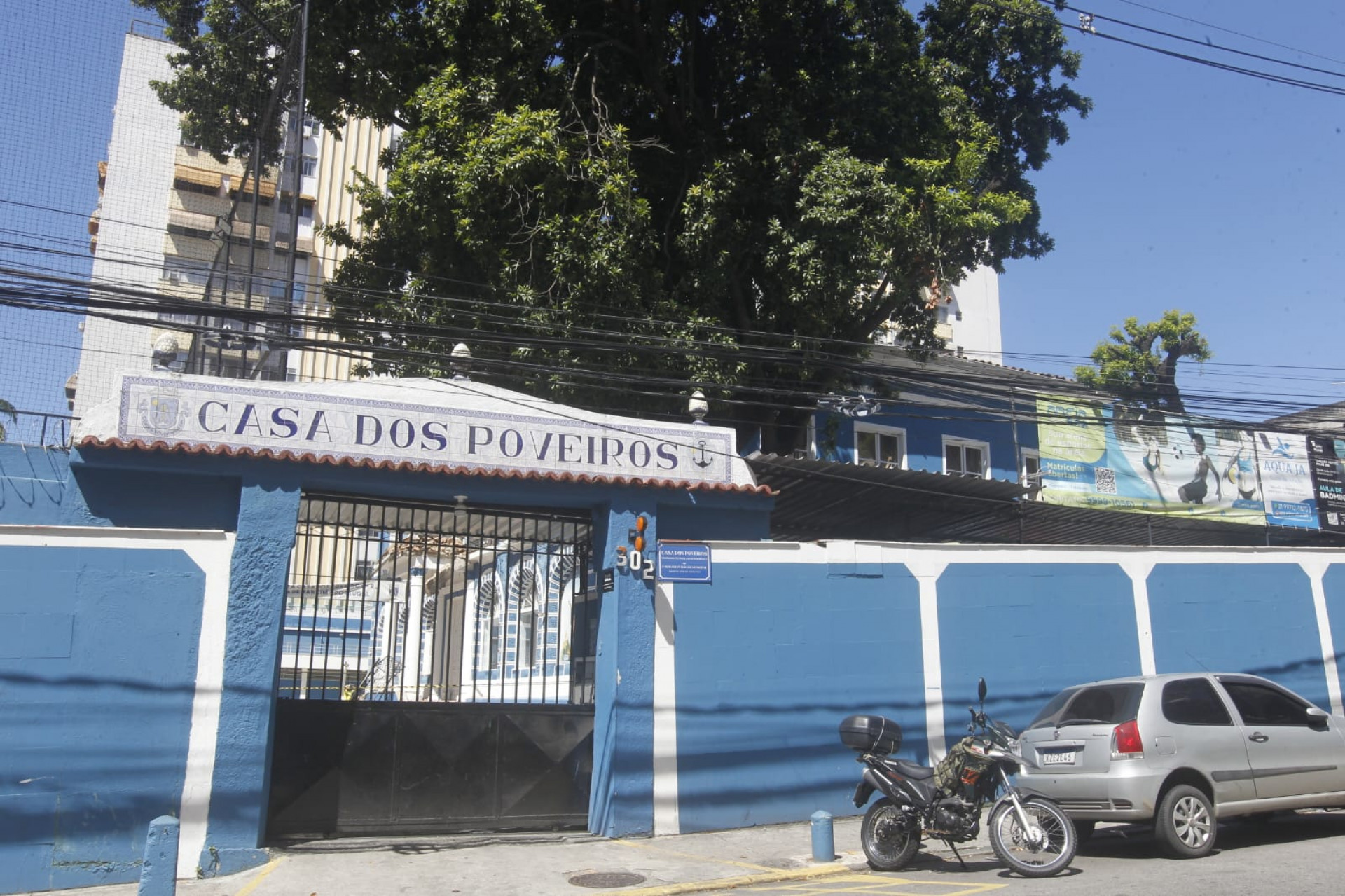 Parte do telhado do casarão histórico onde funciona a Casa dos Poveiros desabou, nesta segunda-feira (16) - Reginaldo Pimenta / Agência O Dia