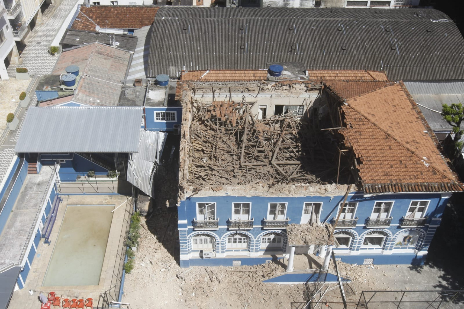 Parte do telhado do casarão histórico onde funciona a Casa dos Poveiros desabou, nesta segunda-feira (16) - Reginaldo Pimenta / Agência O Dia