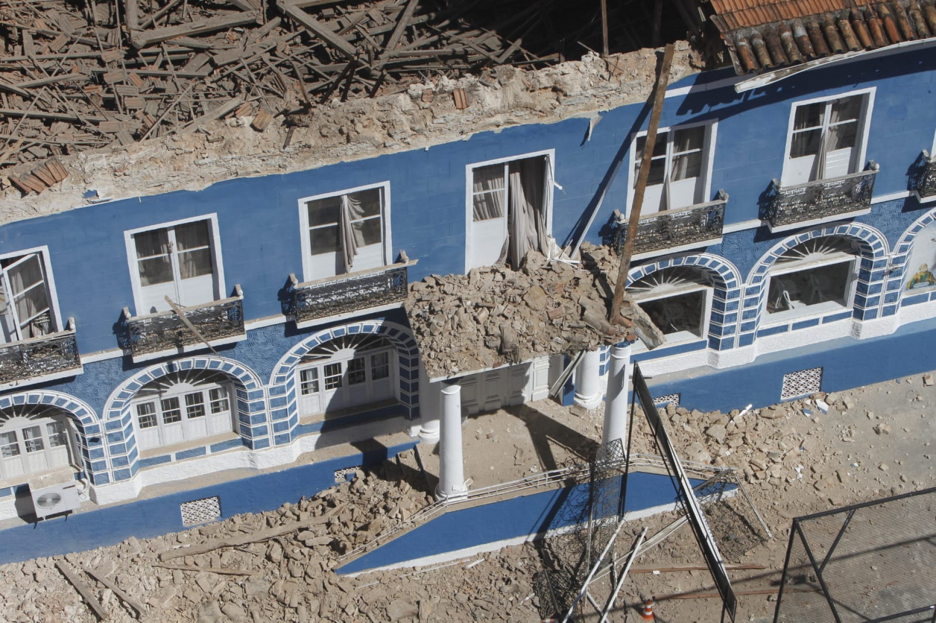 Parte do telhado do casarão histórico onde funciona a Casa dos Poveiros desabou, nesta segunda-feira (16) - Reginaldo Pimenta / Agência O Dia