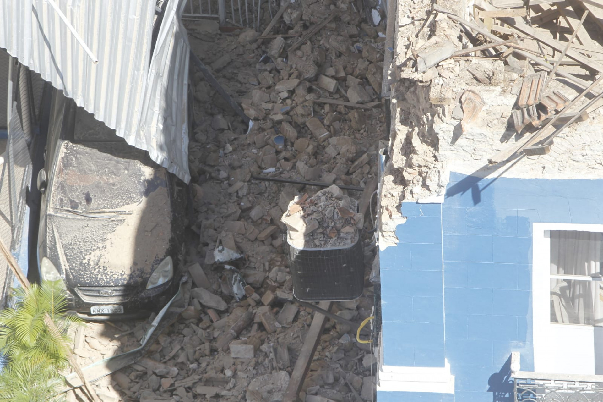 Parte do telhado do casarão histórico onde funciona a Casa dos Poveiros desabou, nesta segunda-feira (16) - Reginaldo Pimenta / Agência O Dia
