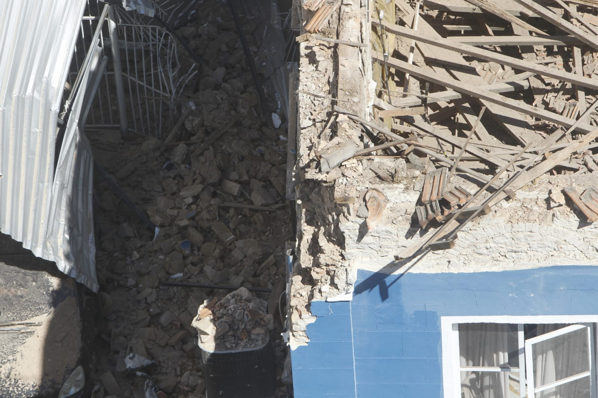 Parte do telhado do casarão histórico onde funciona a Casa dos Poveiros desabou, nesta segunda-feira (16) - Reginaldo Pimenta / Agência O Dia