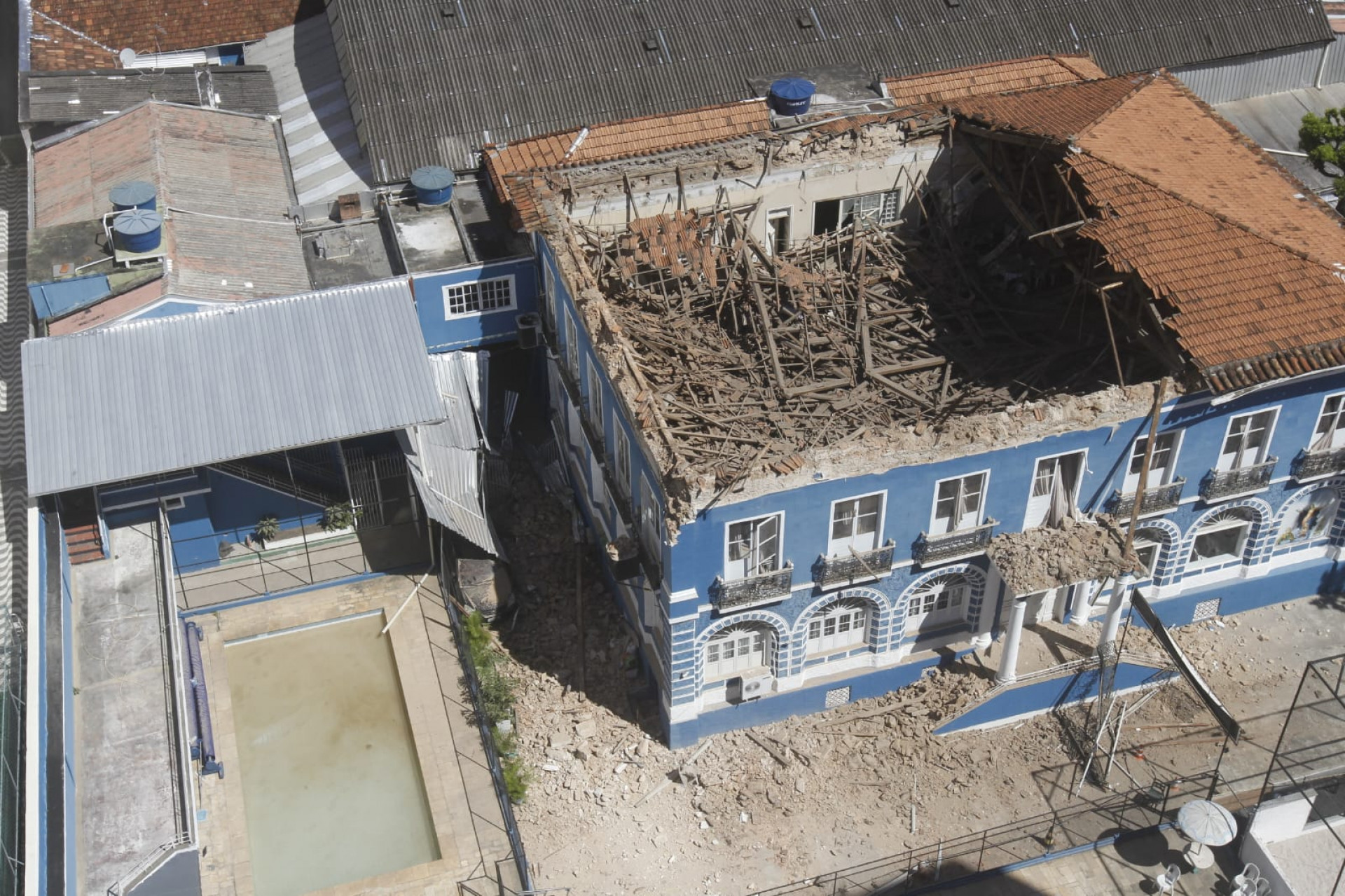Parte do telhado do casarão histórico onde funciona a Casa dos Poveiros desabou, nesta segunda-feira (16) - Reginaldo Pimenta / Agência O Dia