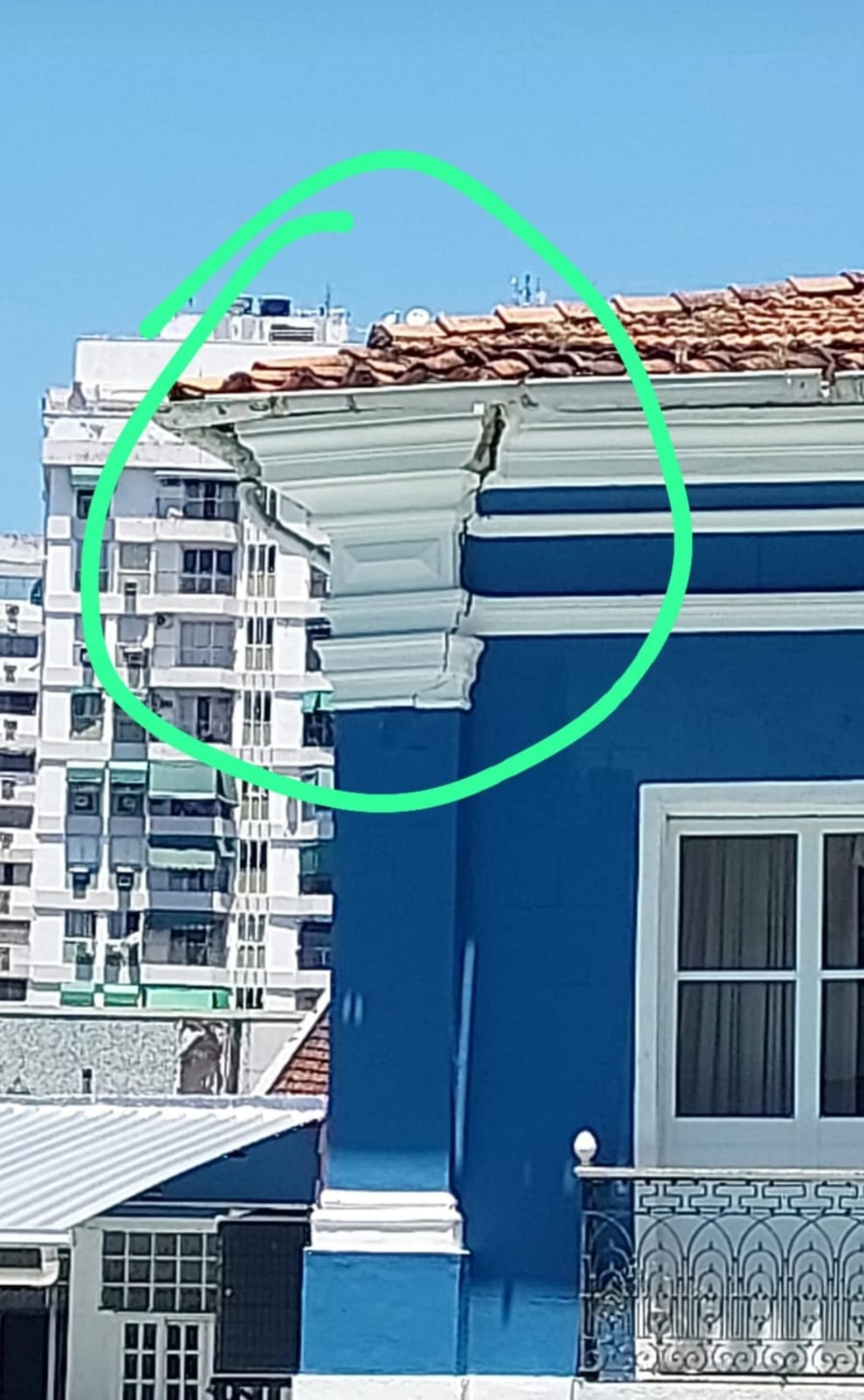 Coluna do telhado da Casa dos Poveiros apresentava fissura antes de desabar - Reprodução