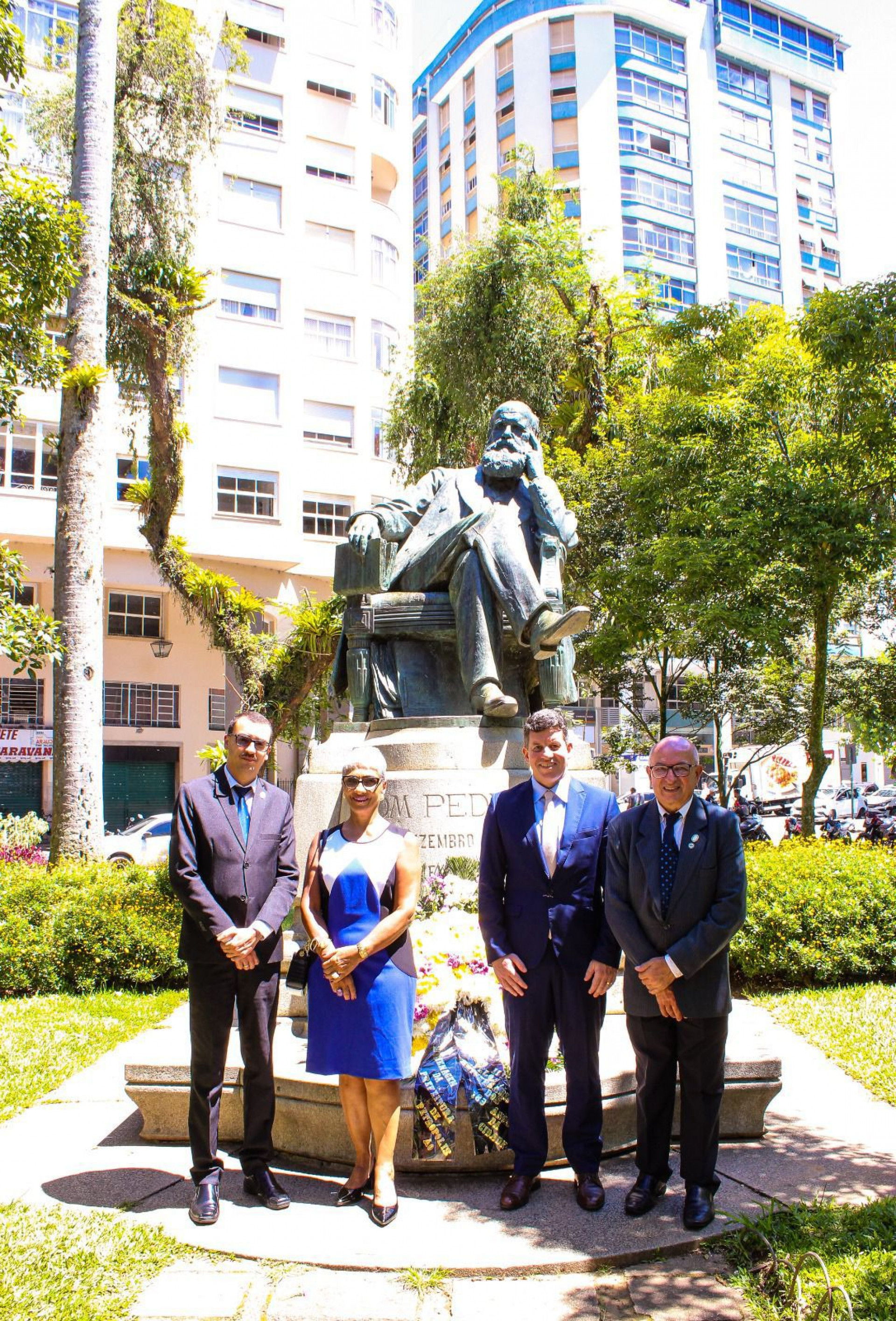 Petrópolis celebra 183 anos com homenagens e bolo na Praça Dom Pedro