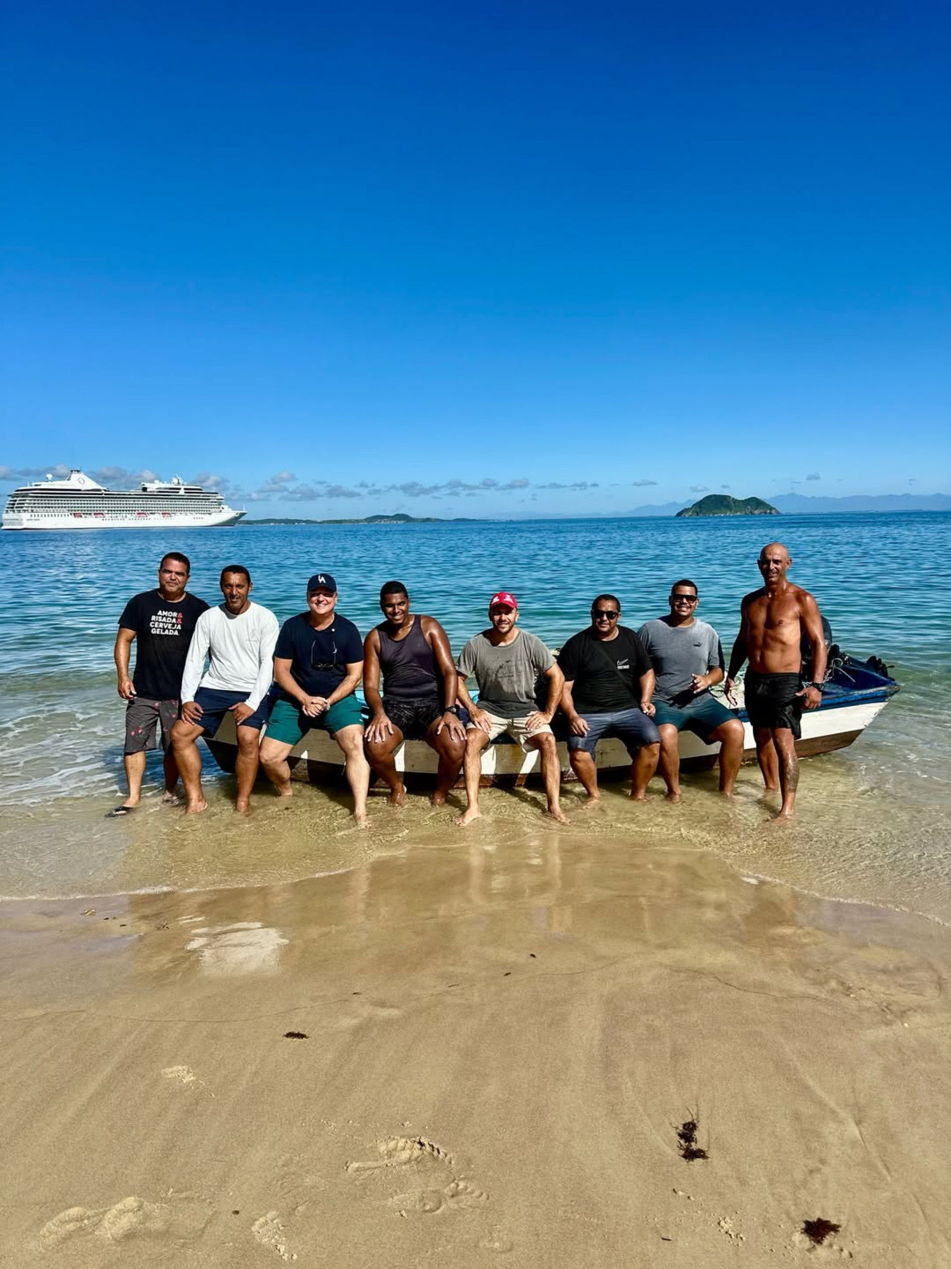 Prefeito Alexandre Martins participa da tradicional puxada de rede na Praia da Azeda. - Reprodução