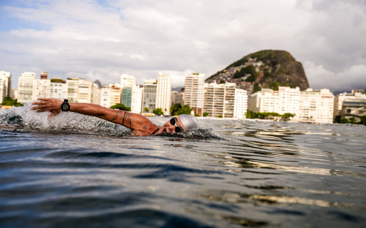 Fabiana em ação nas águas de Copacabana