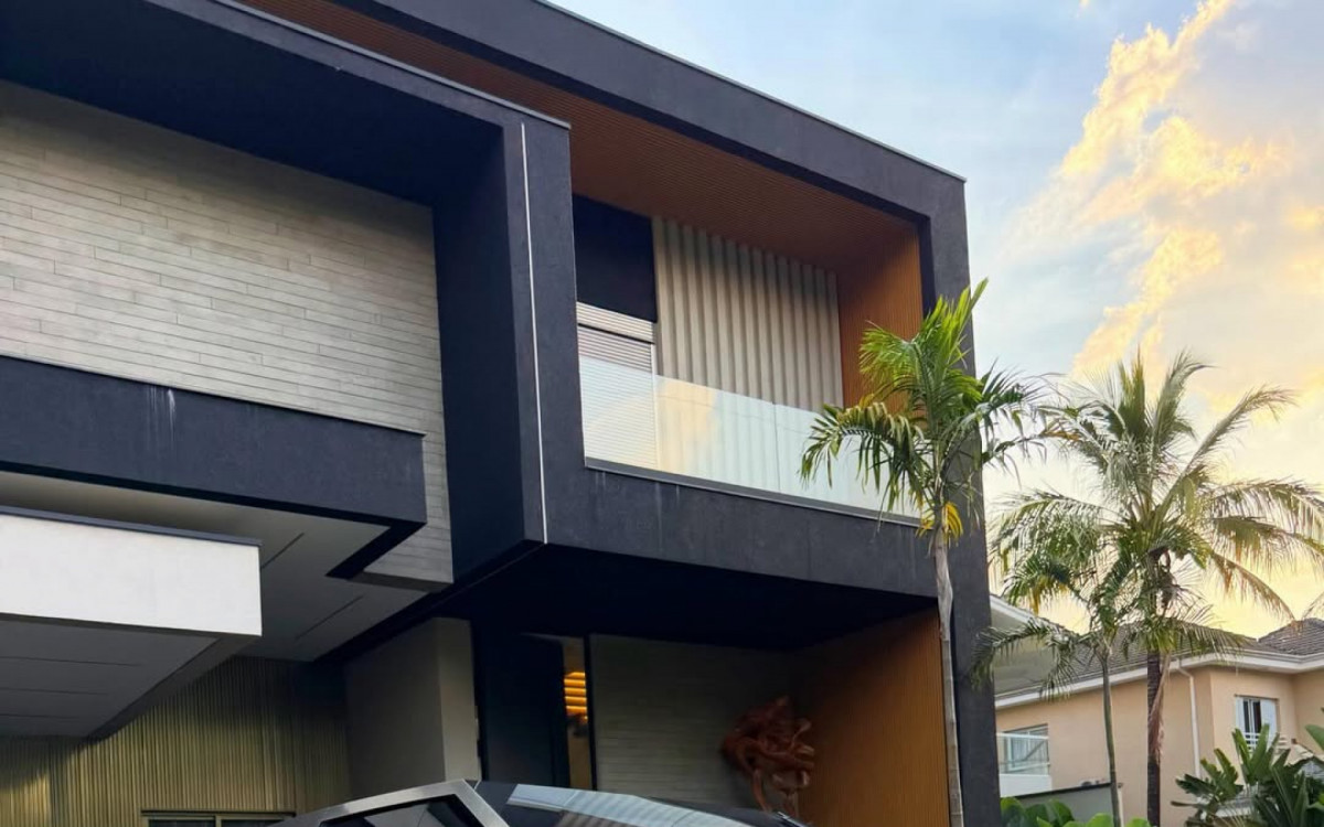 Sthe Matos ganha presentes de luxo em anivers&aacute;rio de casamento