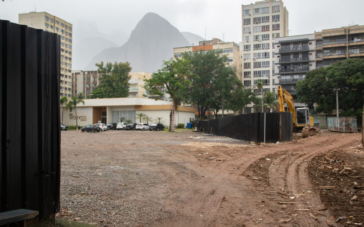 Moradores criticaram a derrubada de árvores no terreno
