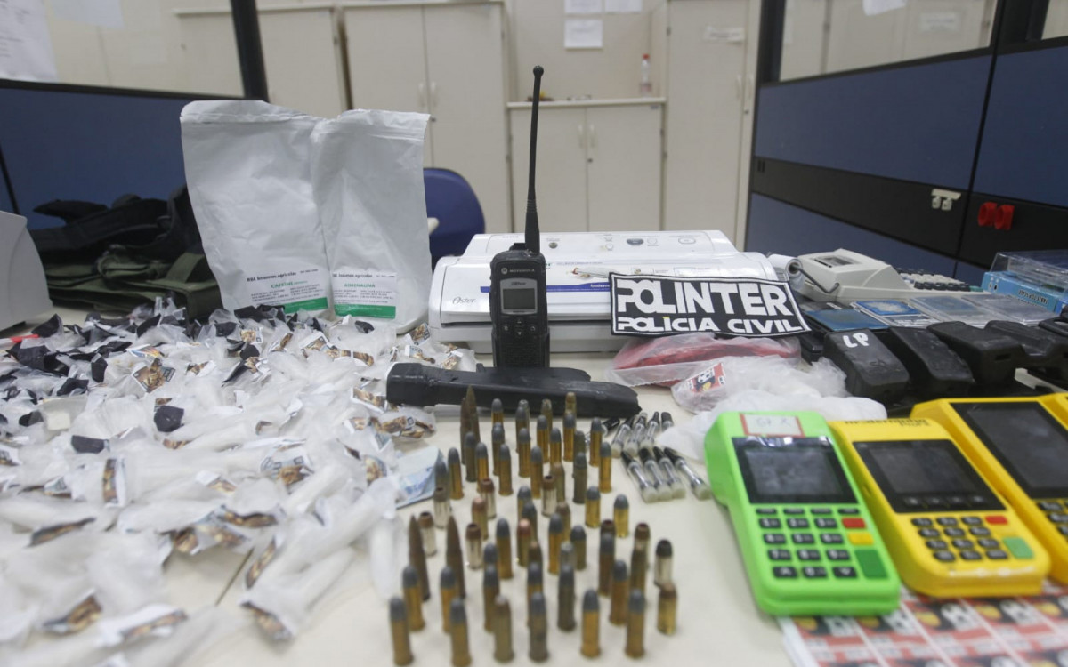 Materiais apreendidos na opera&ccedil;&atilde;o contra o tr&aacute;fico de drogas na Lapa
