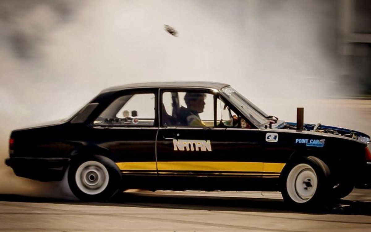 O jovem piloto faz altas manobras de Drift em seu possante