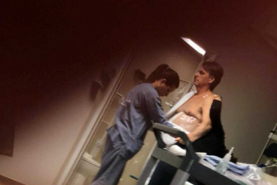 Carlos Bolsonaro publica foto do pai em hospital e diz que situação 'é muito delicada'