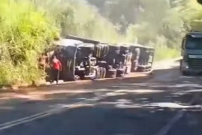 Carreta tomba na BR-393, em Sapucaia