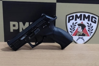 Adolescente leva arma falsa para escola e tenta intimidar namorado da ex