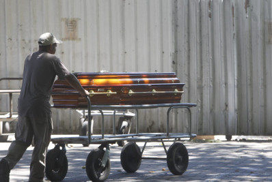 Familiares e amigos se despedem de médica morta em abordagem policial