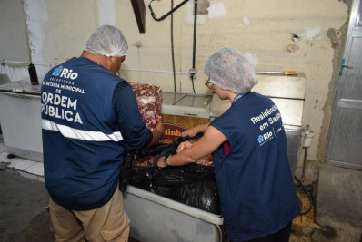 Vídeo: Prefeitura interdita fábrica de espetinhos no Andaraí