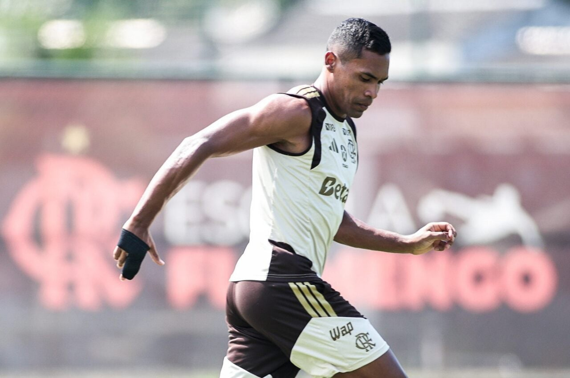 Alex Sandro, do Flamengo, treina com prote&ccedil;&atilde;o na m&atilde;o ap&oacute;s entorse