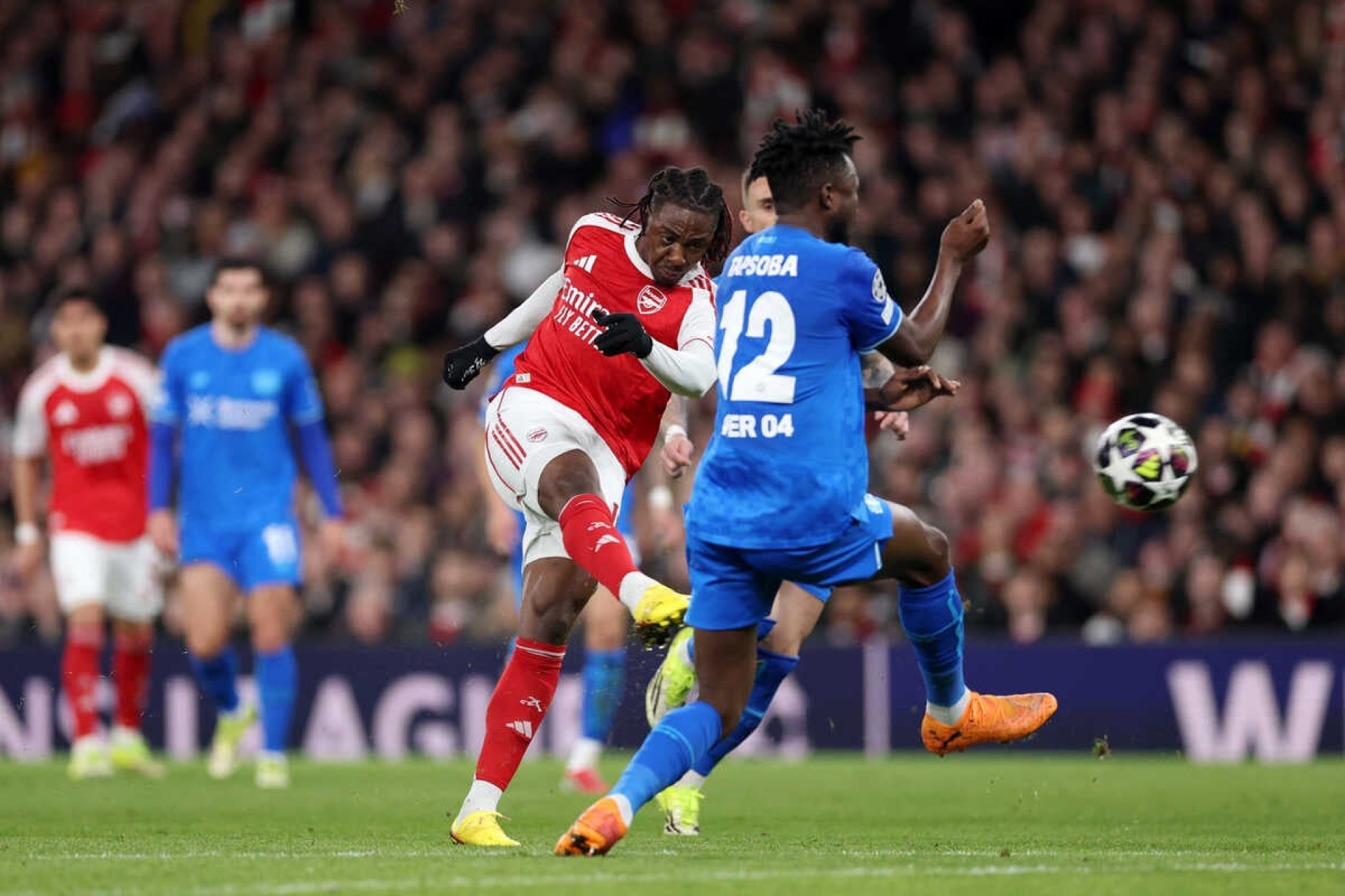 Com gola&ccedil;os, Arsenal vence Leverkusen e vai &agrave;s quartas da Champions