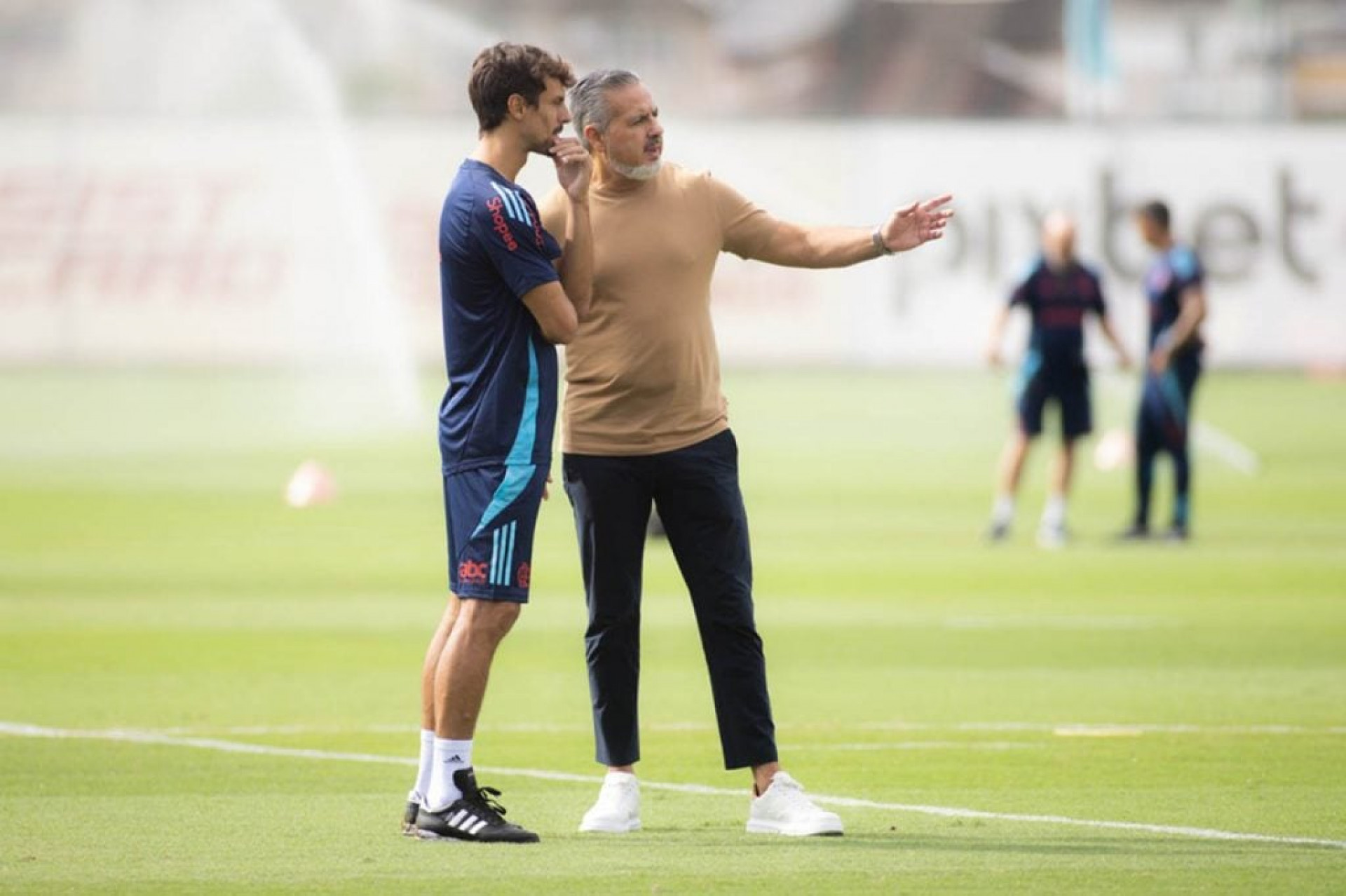 Rodrigo Caio explica sa&iacute;da do Flamengo