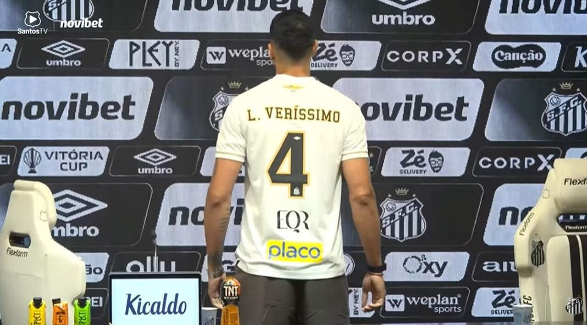 Ver&iacute;ssimo &eacute; apresentado no Santos e relembra sa&iacute;da em 2021: “Jamais pedi para n&atilde;o jogar”