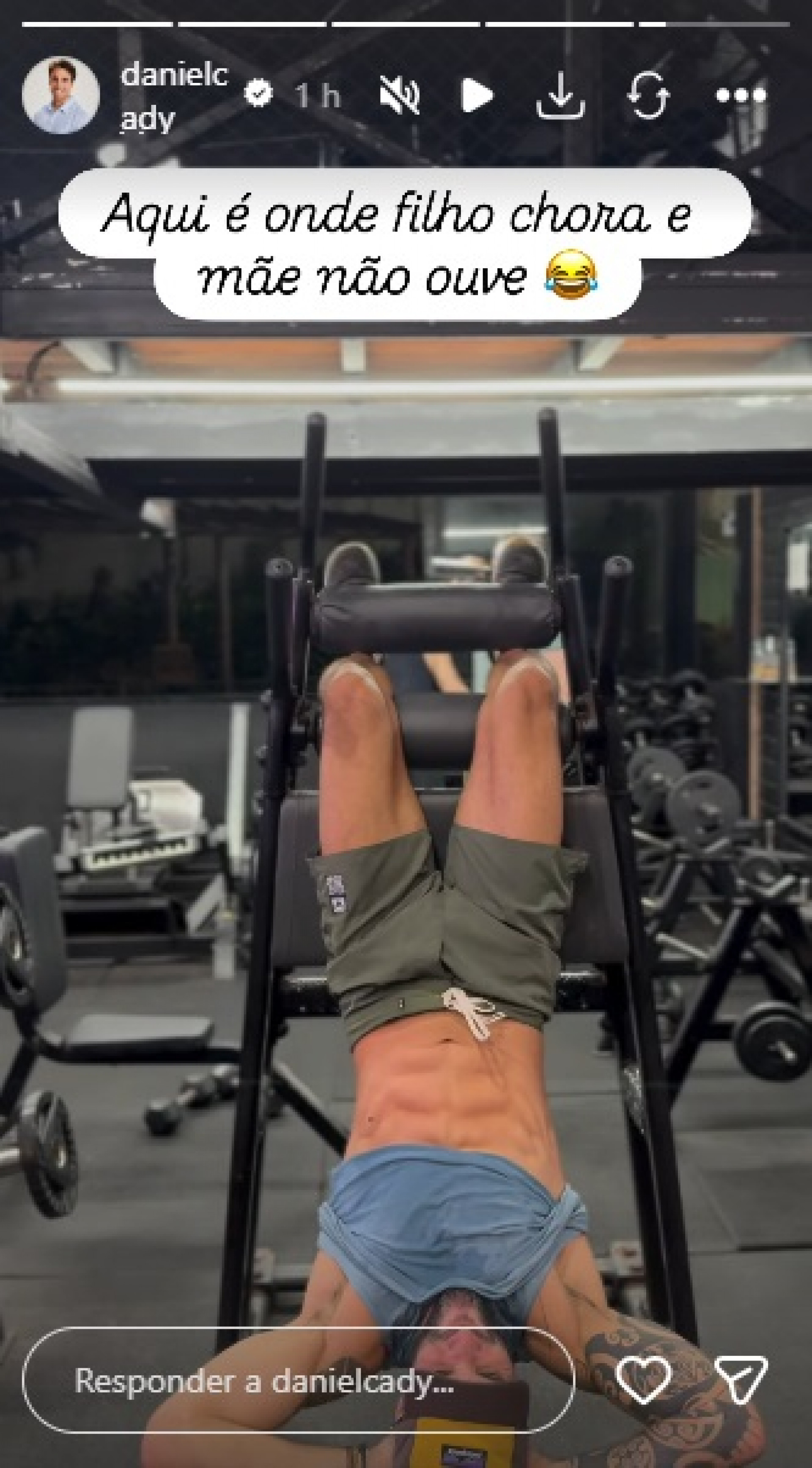 Daniel Cady mostra abdômen definido em treino e brinca: \'Onde o filho chora\'