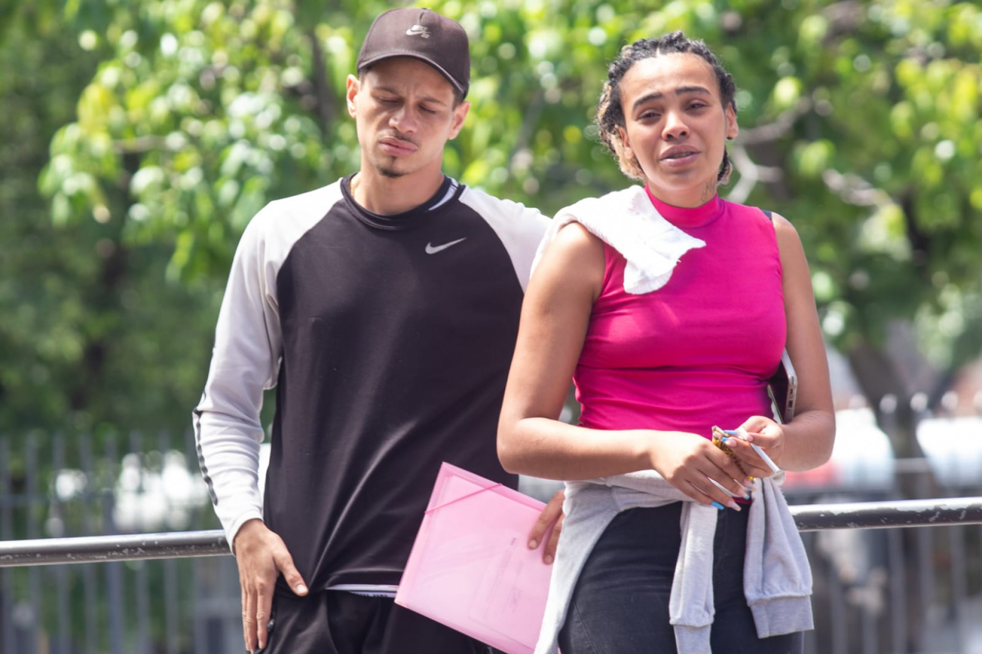 Família de Myrella esteve no IML do Centro nesta terça-feira (17) - Érica Martin / Agência O Dia