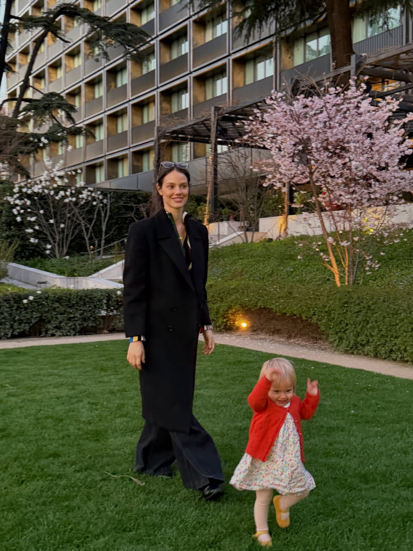 Laura Neiva e Chay Suede relembram viagem em família a Madri após retorno ao Brasil - Reprodução Instagram