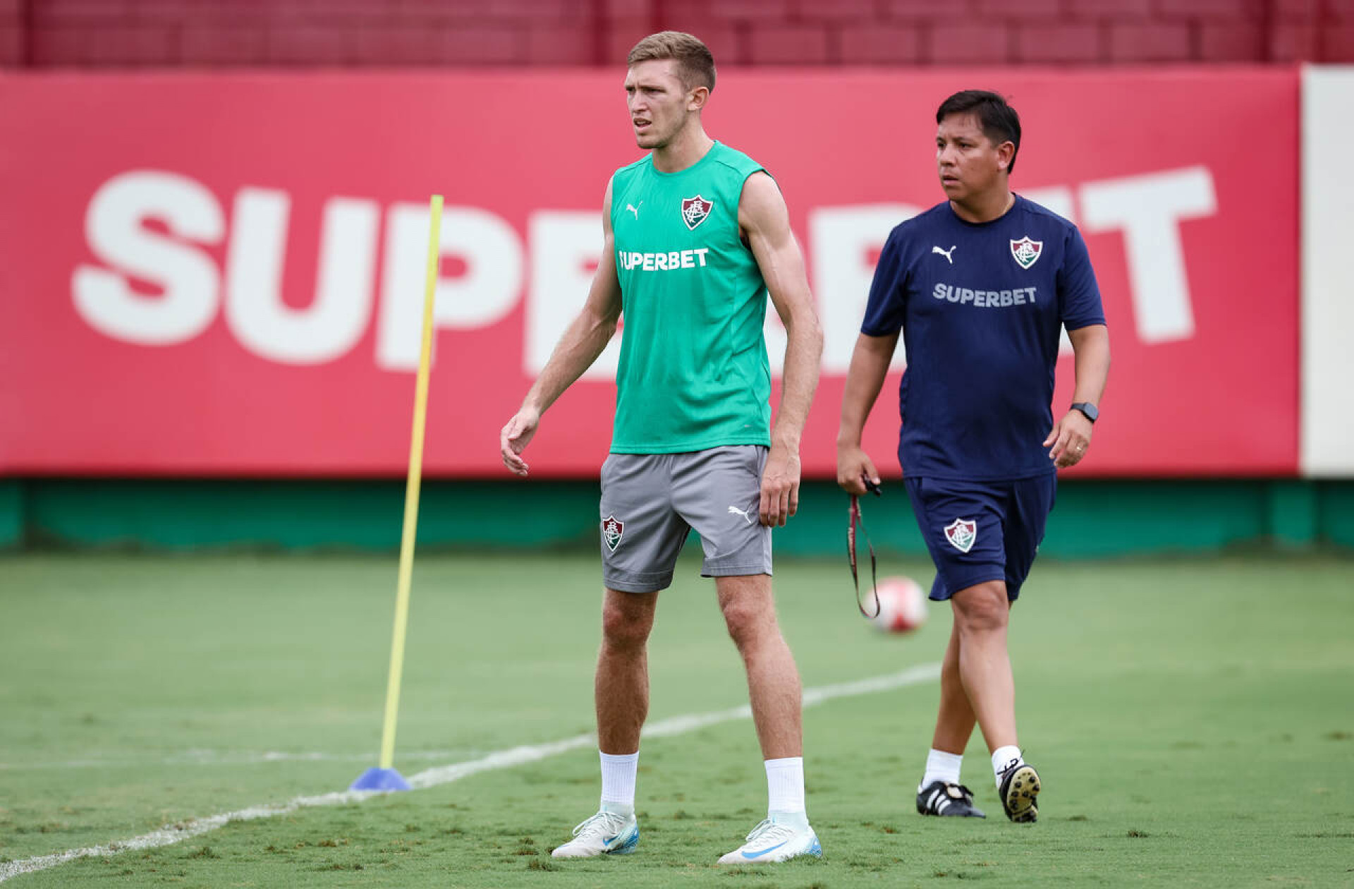 T&eacute;cnico do Fluminense sai em defesa de John Kennedy, atual titular do ataque