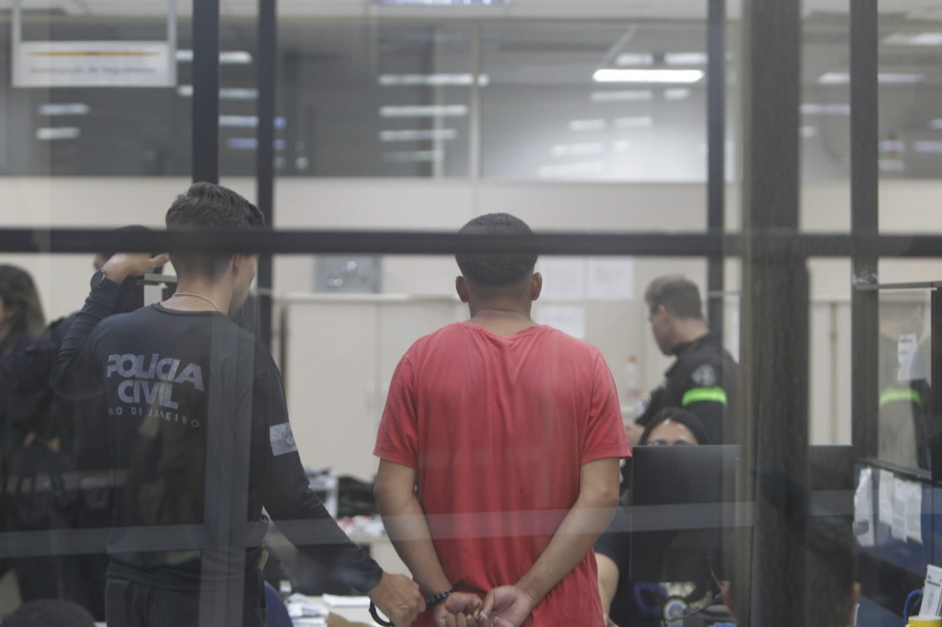 Um dos presos na operação contra o tráfico de drogas na Lapa - Reginaldo Pimenta/Ageênci O DIA