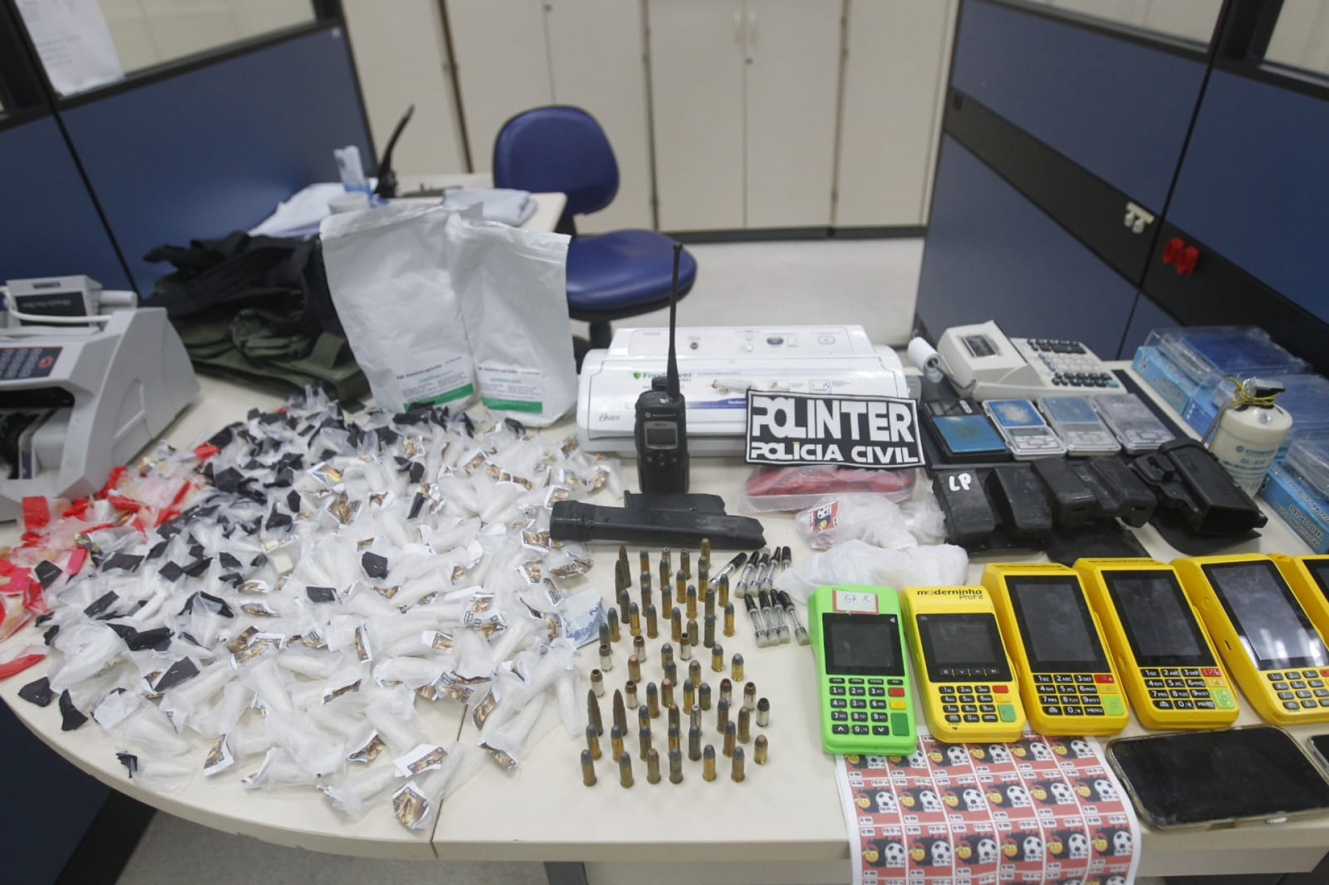 Materiais apreendidos na operação contra o tráfico de drogas na Lapa - Reginaldo Pimenta/Ageênci O DIA