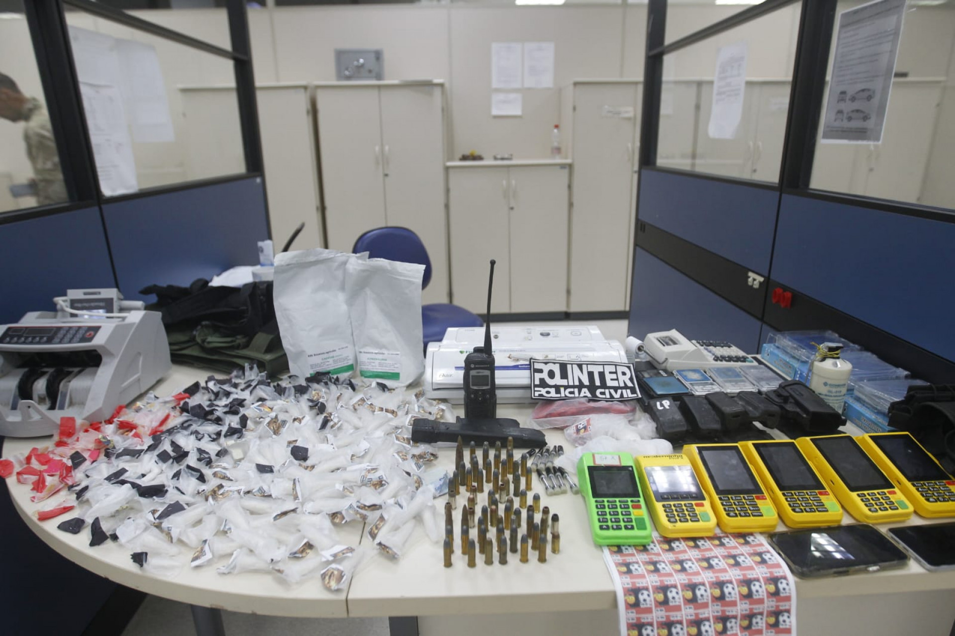 Materiais apreendidos na operação contra o tráfico de drogas na Lapa - Reginaldo Pimenta/Ageênci O DIA