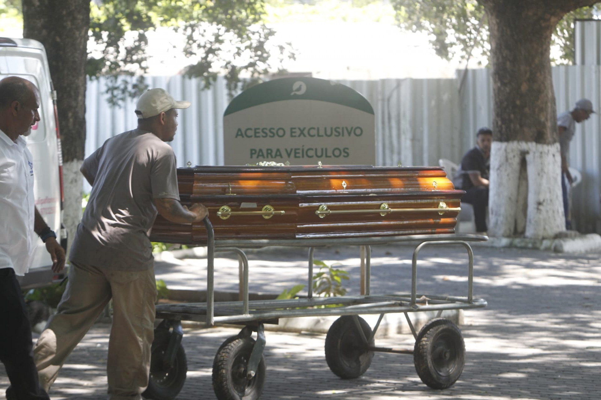 Último adeus: corpo de médica morta em abordagem policial é sepultado - Reginaldo Pimenta / Agência O Dia