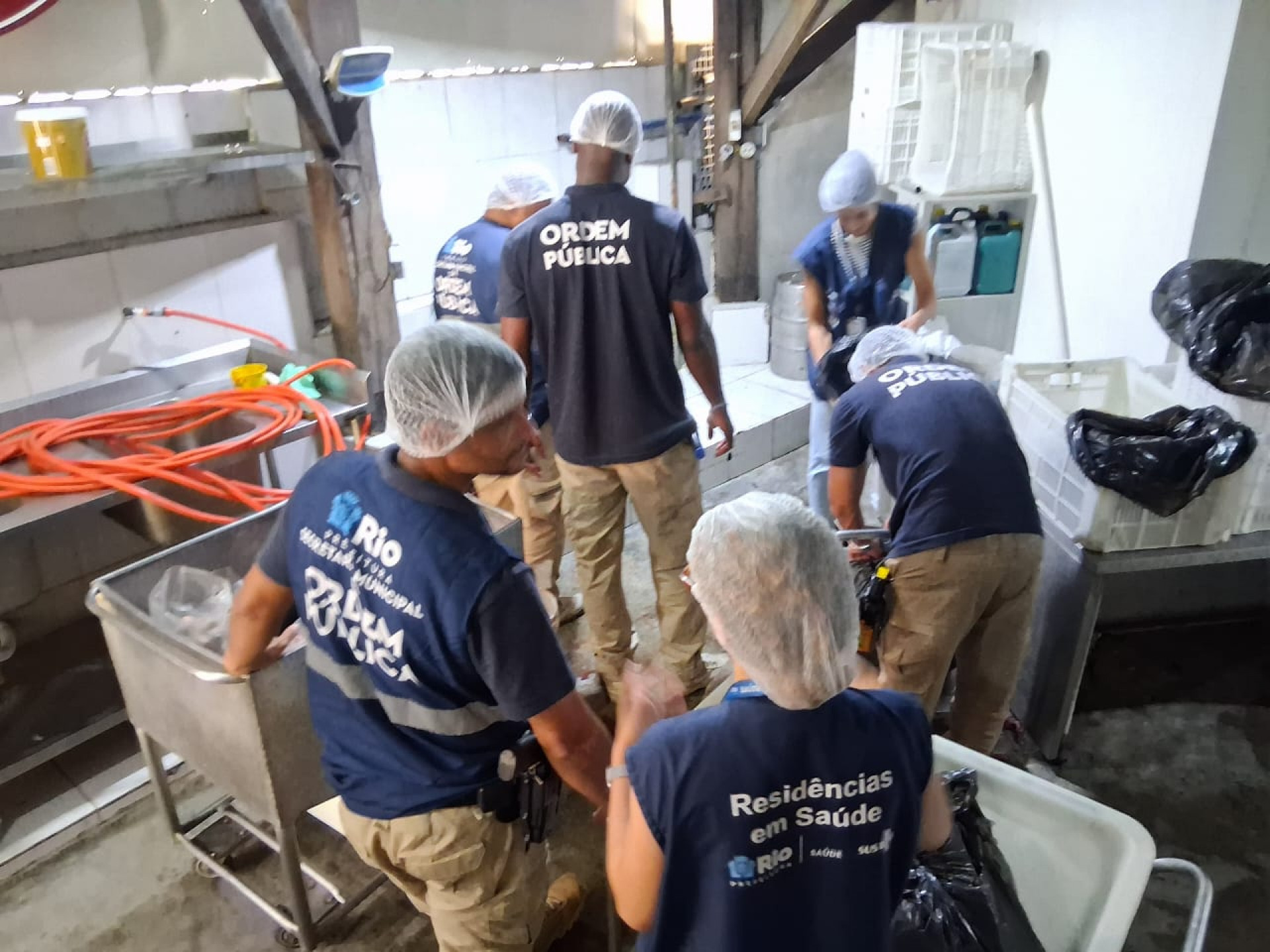 Local não tinha licença e vendia carne vencida - Fabio Costa/Divulgação