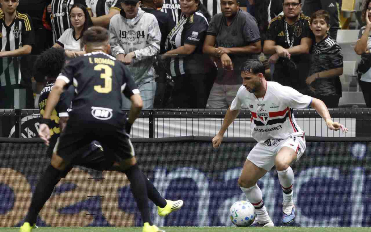 Lucas sente pancada e deixa jogo do S&atilde;o Paulo ap&oacute;s poucos minutos em campo