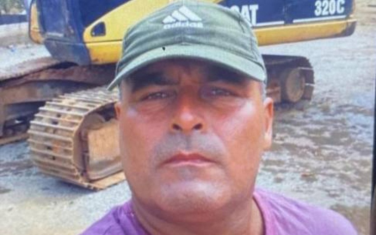 Reginaldo Andrade ficou soterrado dentro da escavadeira - Reprodução/ internet