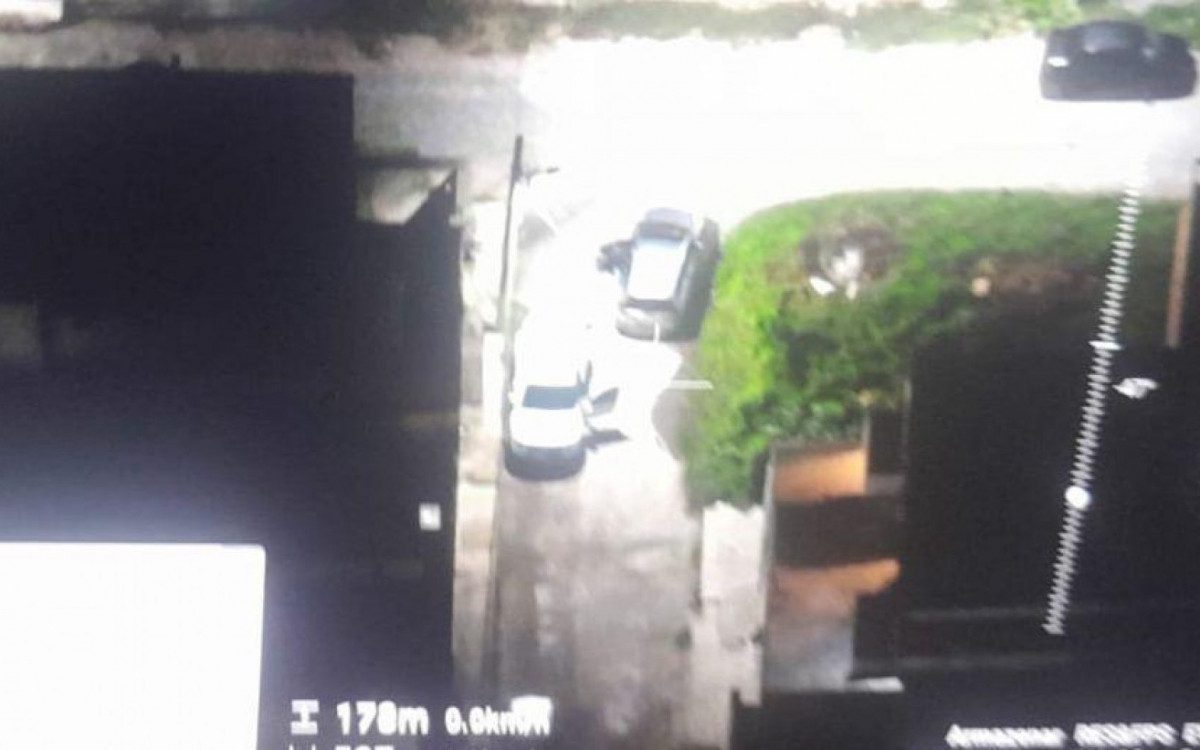 O carro do agente estava sendo monitorado por drone por traficantes da Vila Kennedy - Divulgação