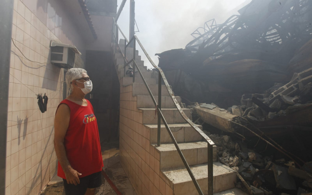 Parede da casa do Jorge Augusto, em Ramos, foi destruída pelo fogo