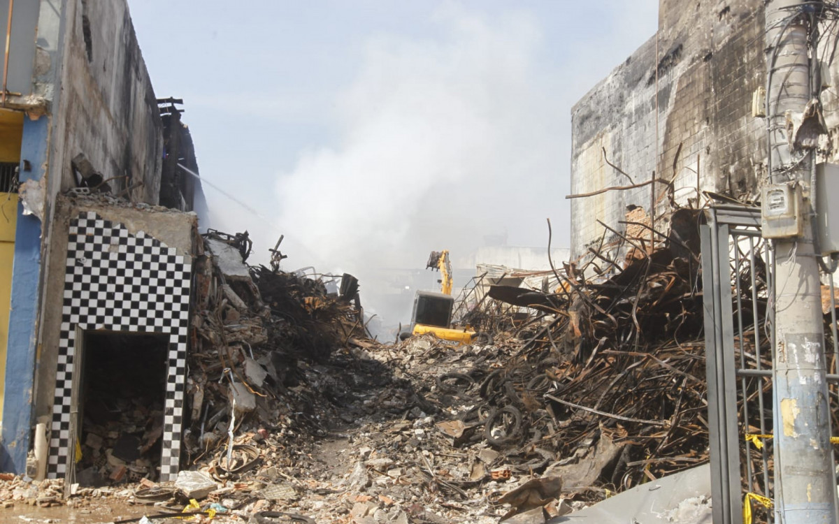 Loja Motocriss foi totalmente destruída pelo fogo