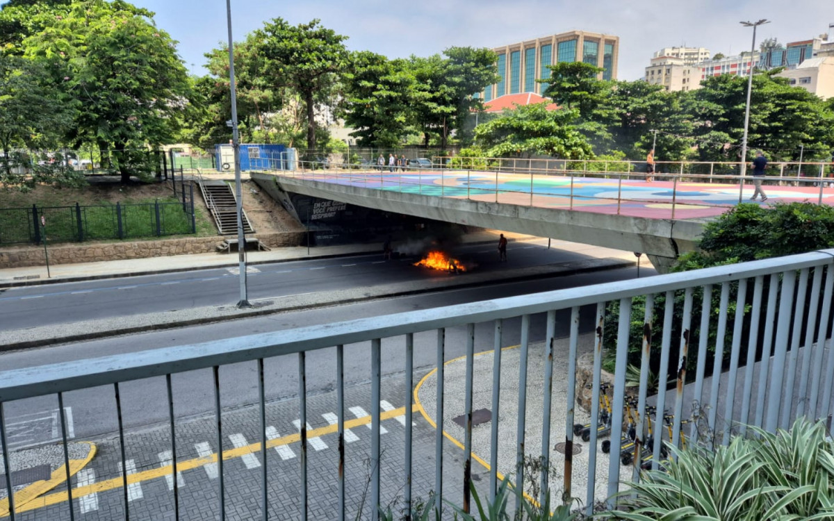 Barricada em chamas na Avenida Chile, em frente à Catedral Metropolitana - Reprodução/Rede Social