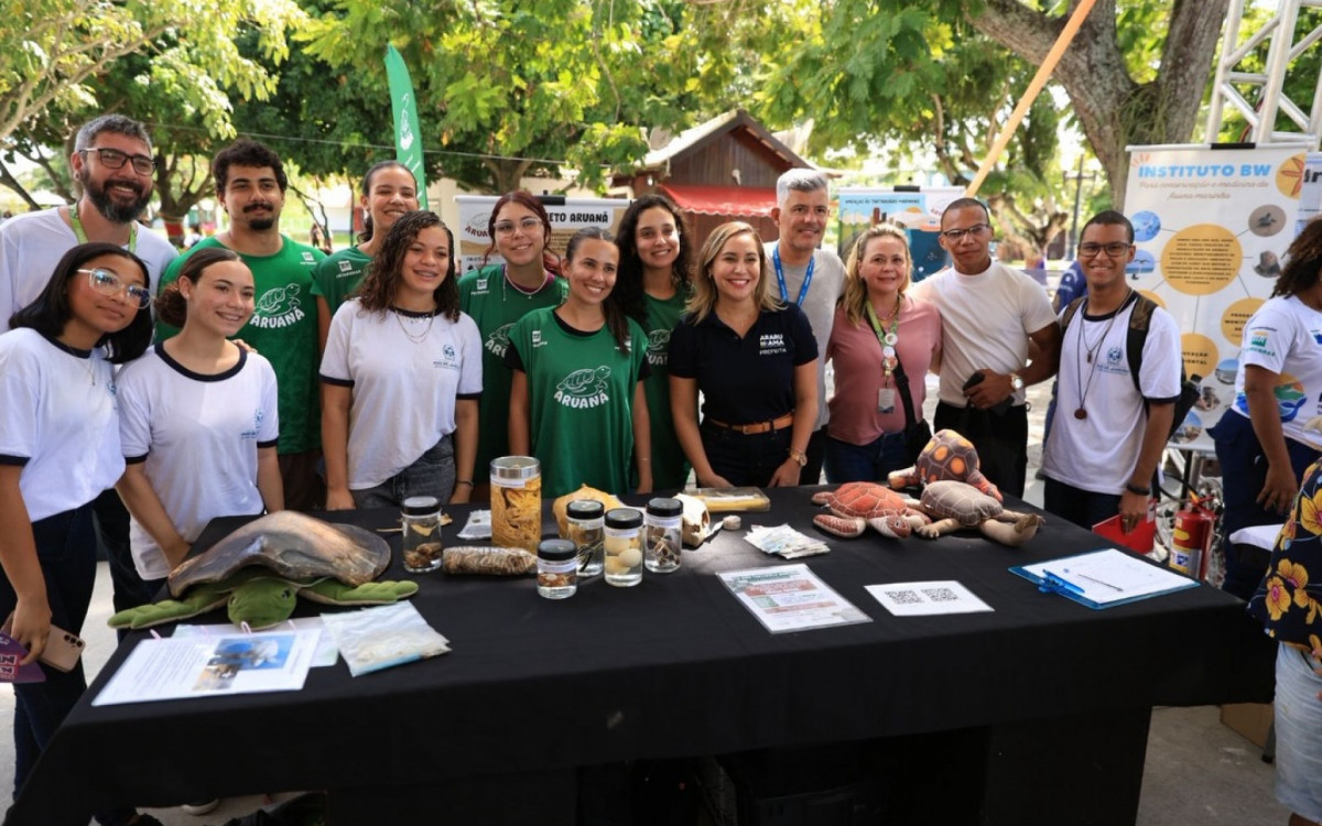 Participantes circulam pela praça durante a programação do evento.

