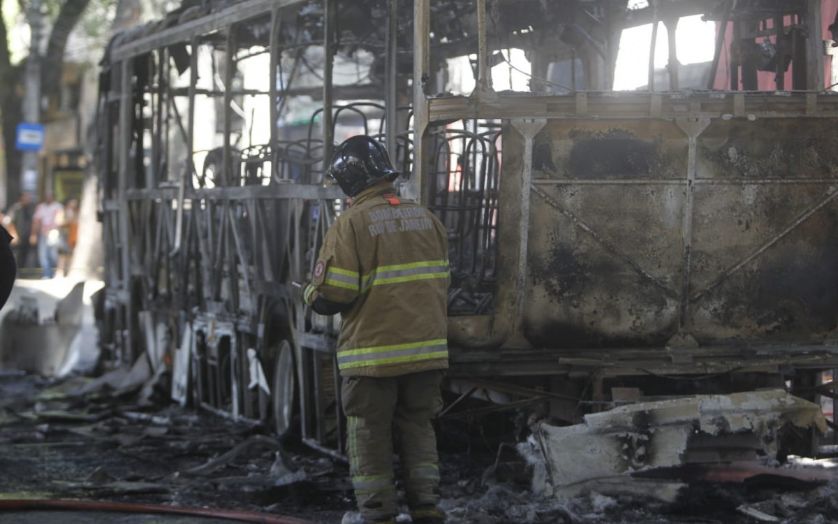 Militares do Corpo de Bombeiros trabalharam para apagar o incêndio em ônibus na Avenida Paulo de Frontin