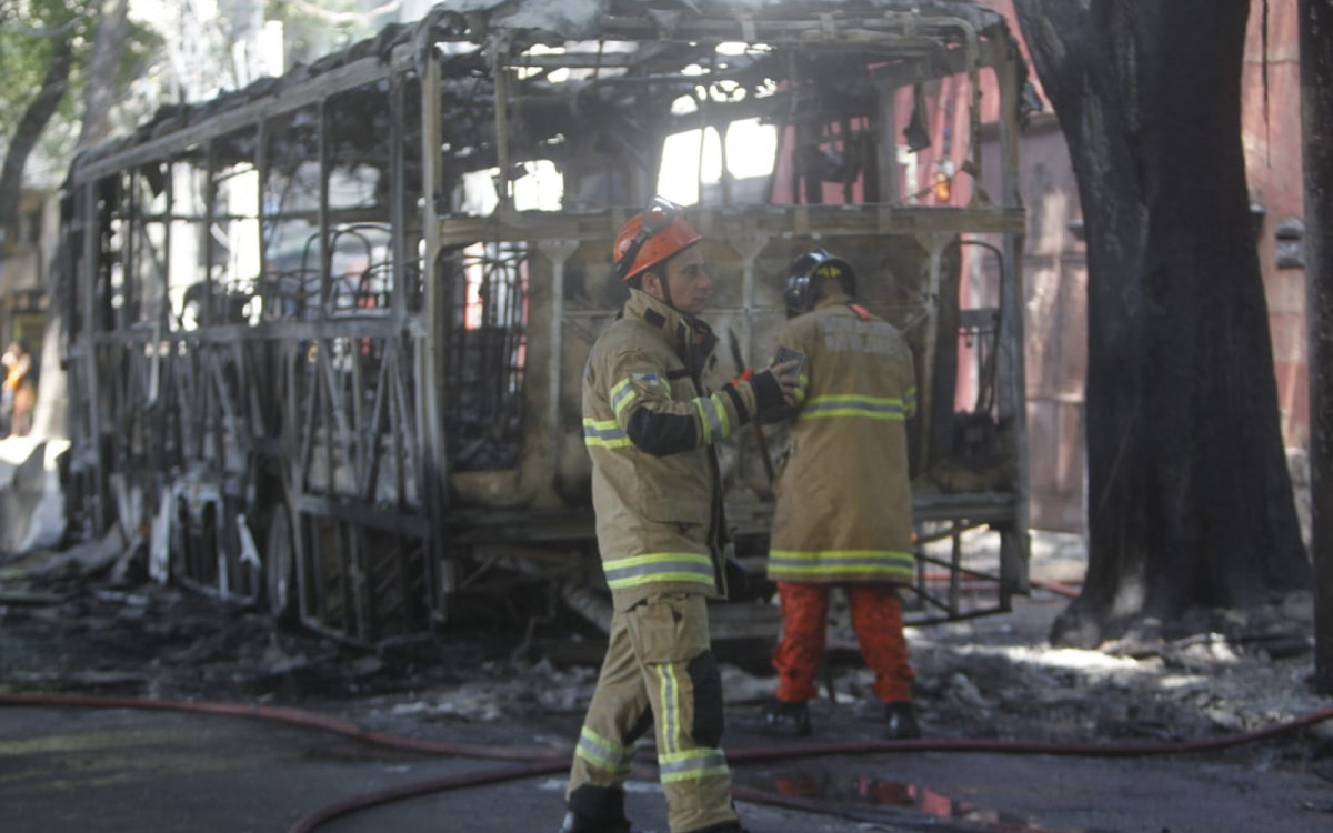 Ônibus foi incendiado por criminosos na Avenida Paulo de Frontin, no sentido Túnel Rebouças