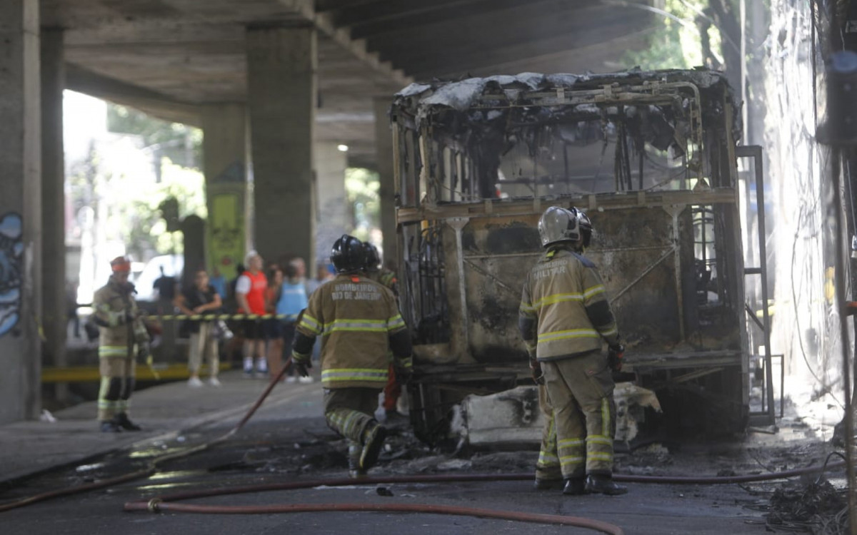 Ônibus foi incendiado por criminosos na Avenida Paulo de Frontin, no sentido Túnel Rebouças