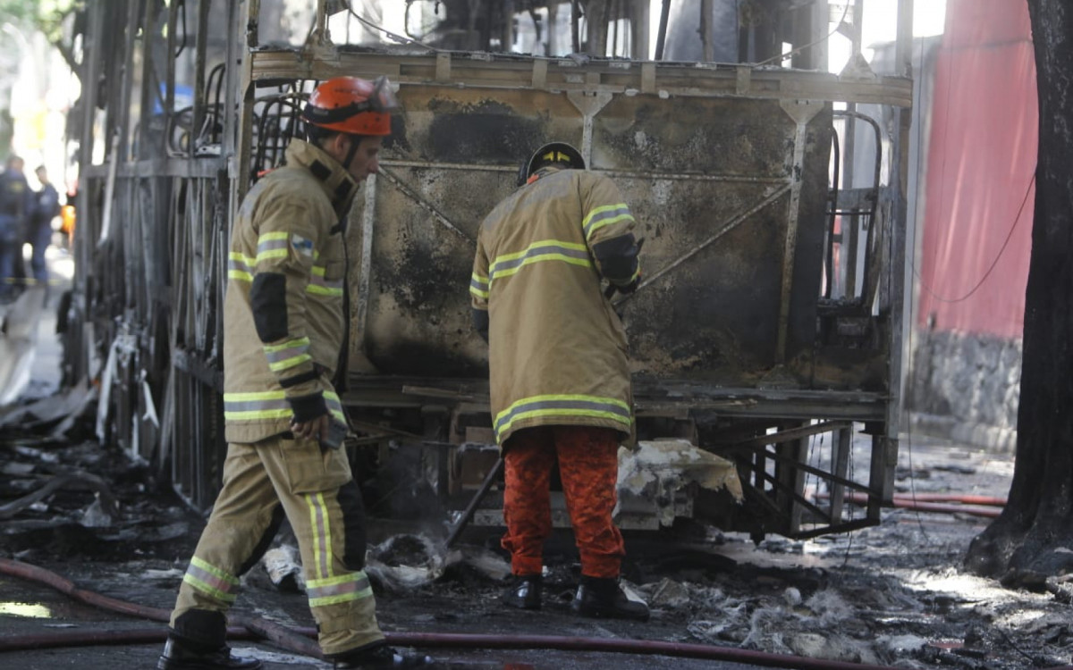 Militares do Corpo de Bombeiros trabalharam para apagar o incêndio em ônibus na Avenida Paulo de Frontin