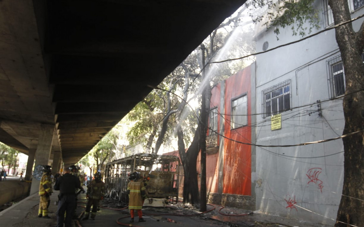 Militares do Corpo de Bombeiros trabalharam para apagar o incêndio em ônibus na Avenida Paulo de Frontin